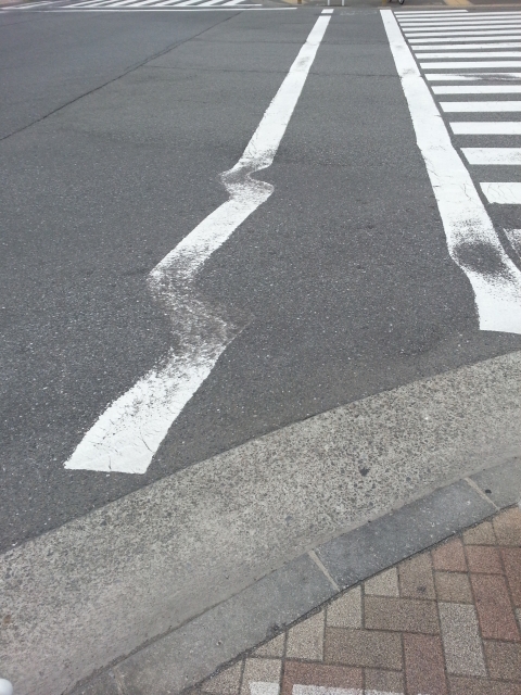 曲がった横断歩道の白線