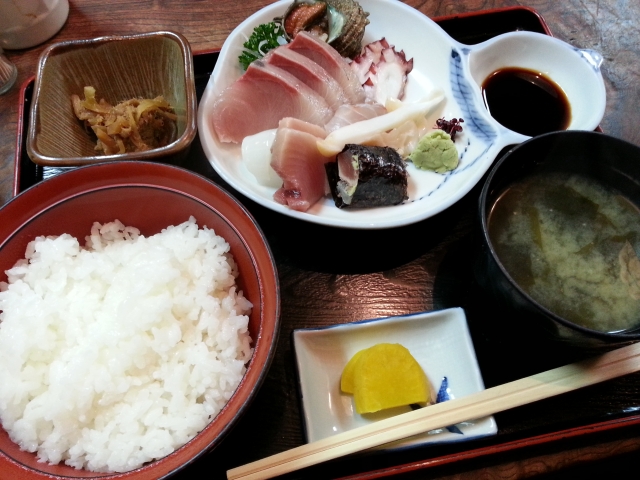 宮津駅前の富田屋の刺身定食