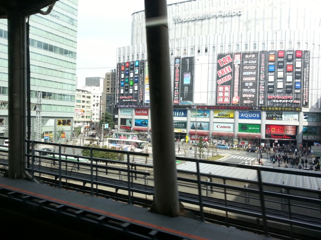 上野東京ライン・秋葉原駅を通過中