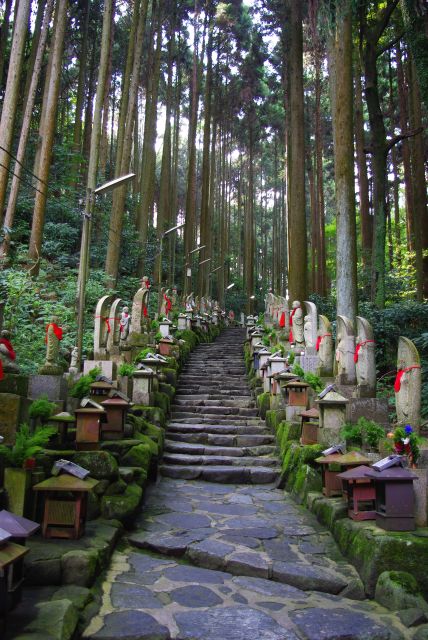 宝山寺・奥の院への道