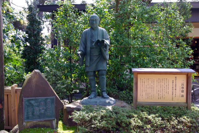 報徳二宮神社の二宮尊徳像