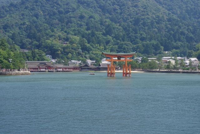 海上に浮かぶ厳島神社の大鳥居