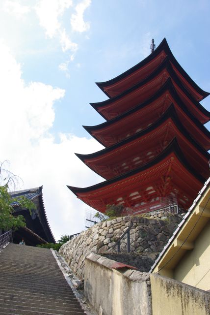 丘の上に大願寺の五重塔