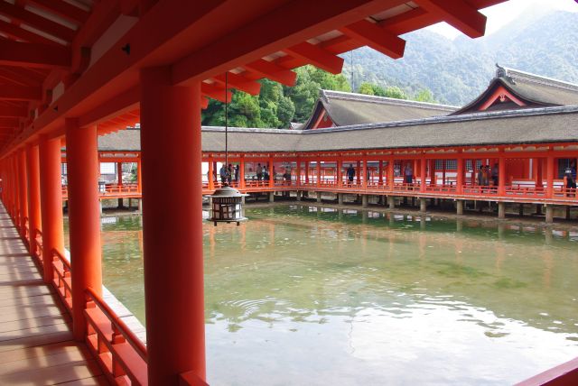 海上にある厳島神社、回廊を進む