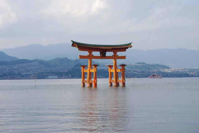 砂浜からの大鳥居