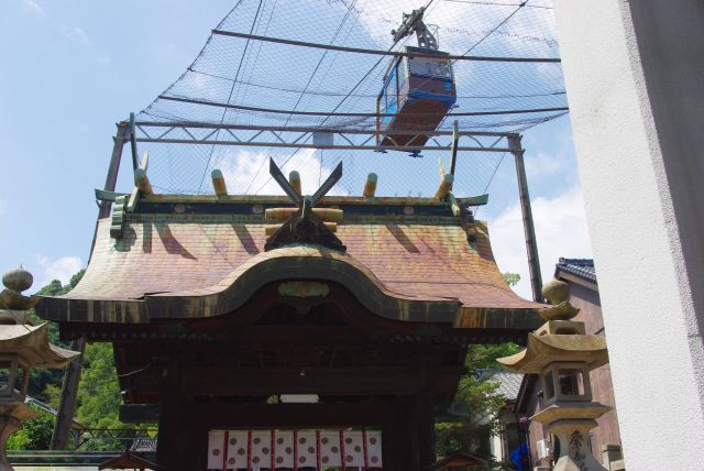 神社の上をロープウェイが通る！