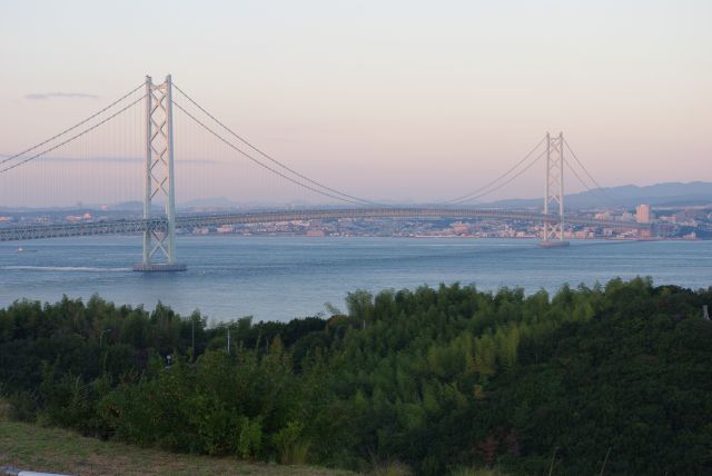 夕暮れの明石海峡大橋