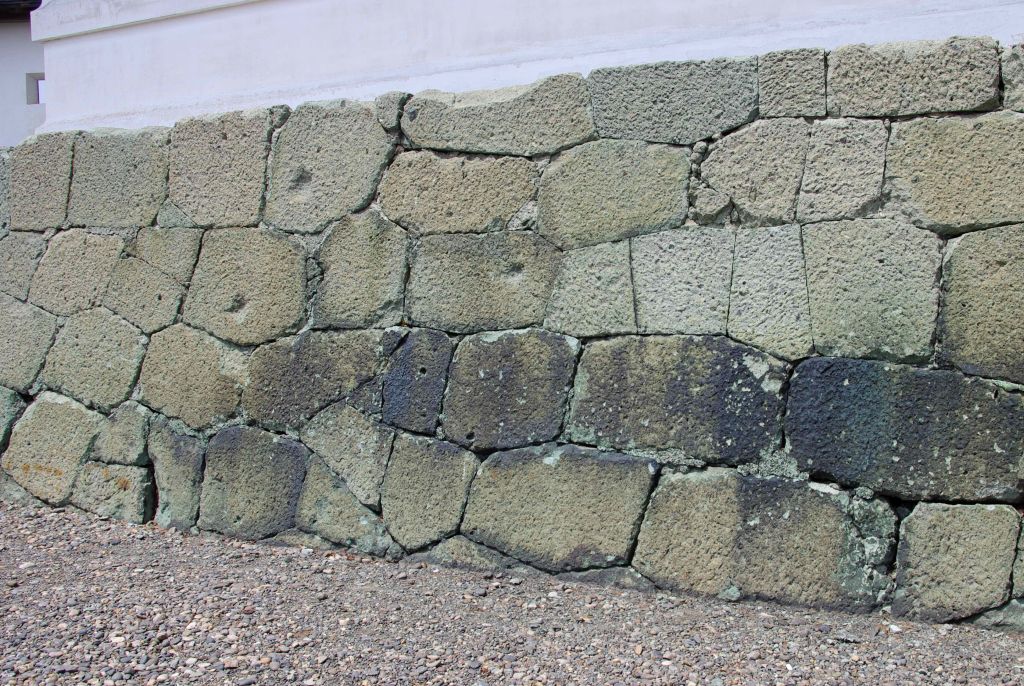 松前城の石垣の弾痕跡