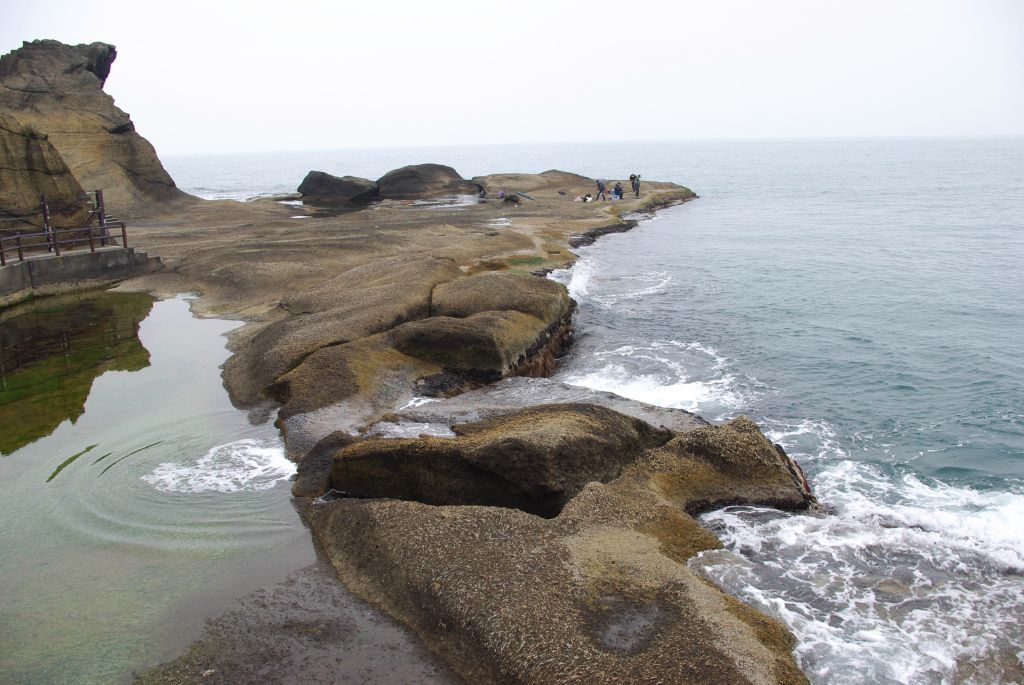 かもめ島・岩場と流れ込む海水