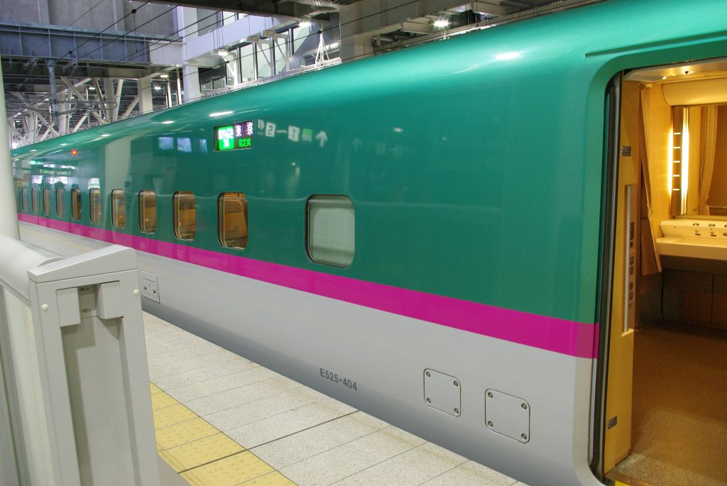 新函館北斗駅に停まる北海道新幹線
