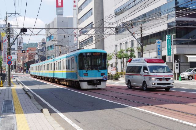 琵琶湖浜大津駅周辺の京津線と救急車