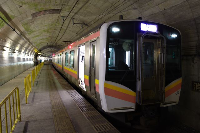 湯檜曽駅下りホームと電車