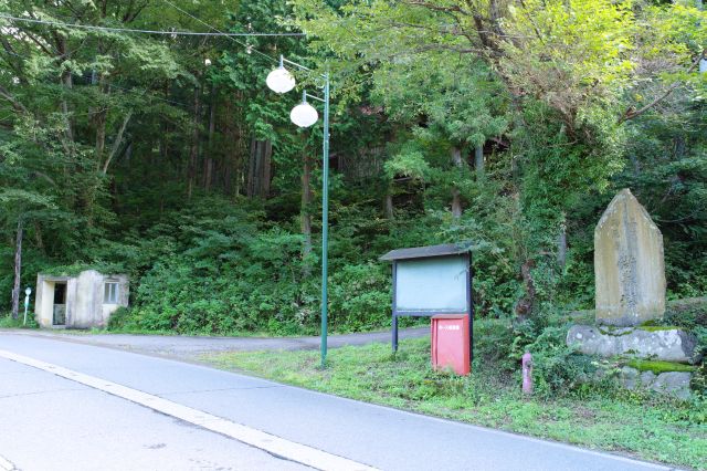 旧湯檜曽駅への入口