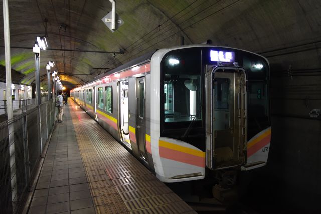 土合駅下りホームと電車