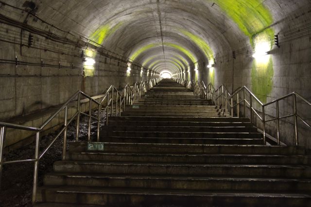 土合駅下りホームの階段