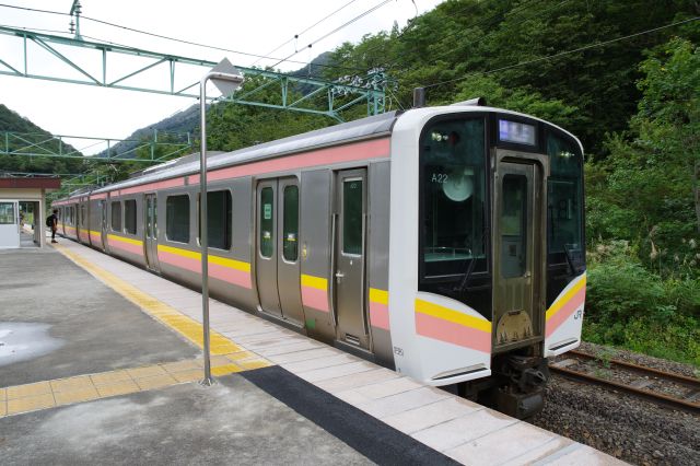 土合駅上りホームと電車