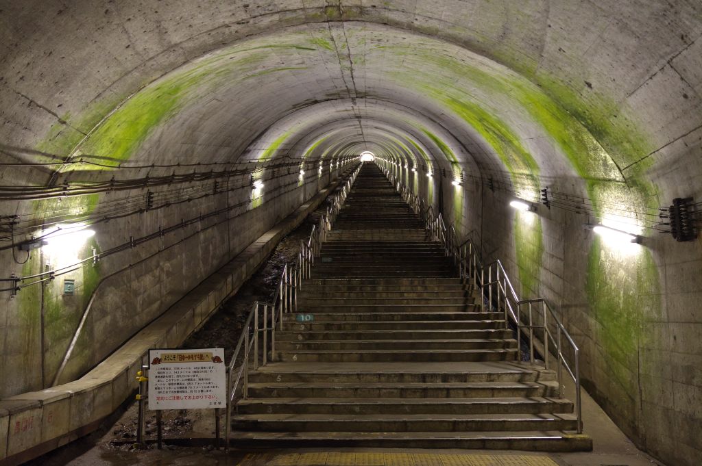 土合駅下りホームの階段