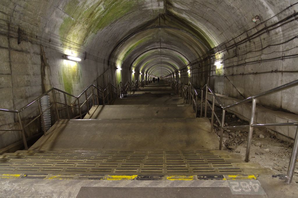 土合駅下りホームの階段