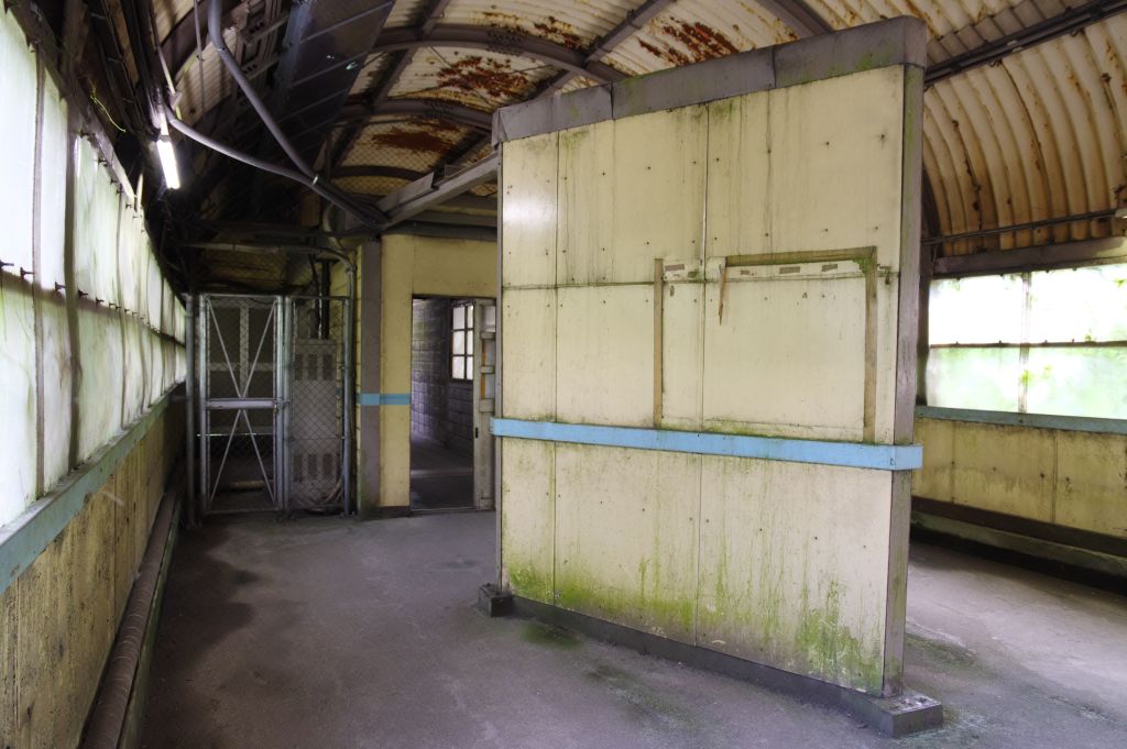 土合駅下りホームの通路の風よけ