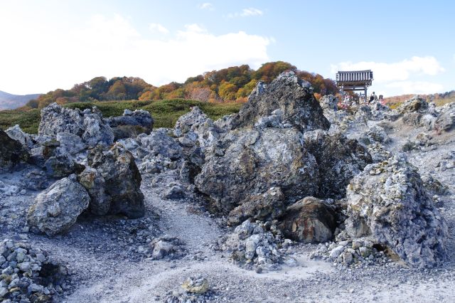 恐山・生々しい岩場