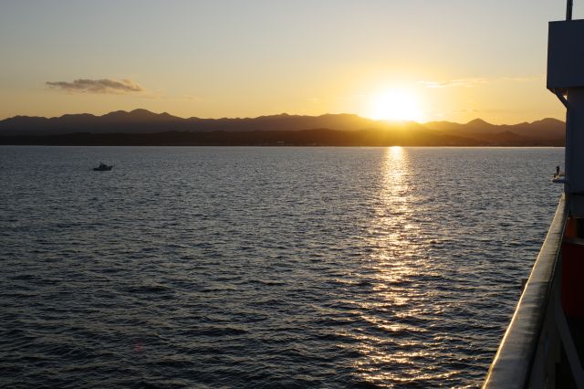 むつ湾フェリー・日が沈む津軽半島へ