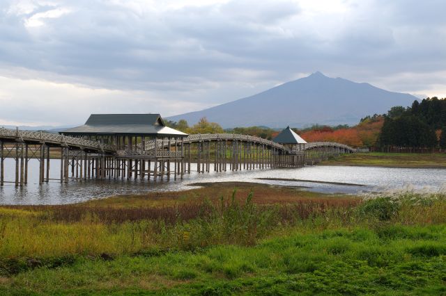 鶴の舞橋と岩木山