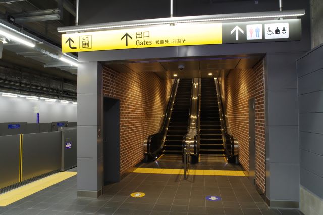 羽沢横浜国大駅・エスカレーター