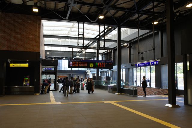 羽沢横浜国大駅・改札前