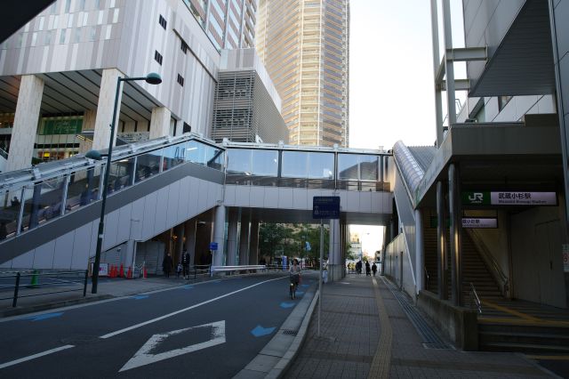 JR・東急の武蔵小杉駅連絡通路