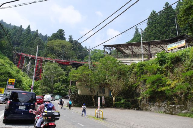 御岳山ケーブルカー滝本駅前