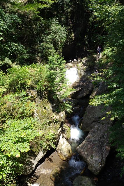 神戸岩の岩場の滝