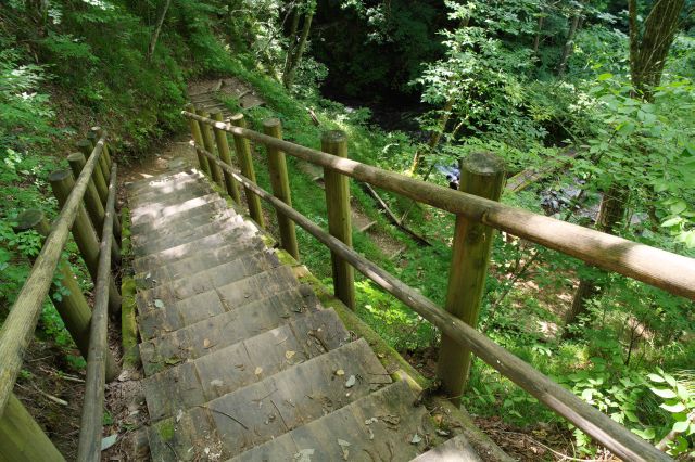 九頭龍の滝への階段