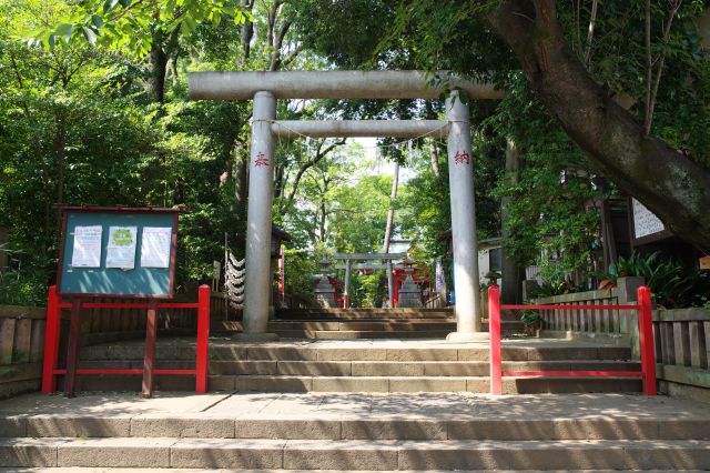 六所神社・鳥居前