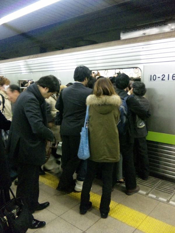 震災後深夜の都営新宿線