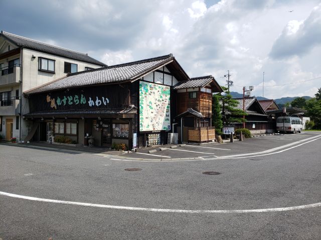 岩村駅前で昼食