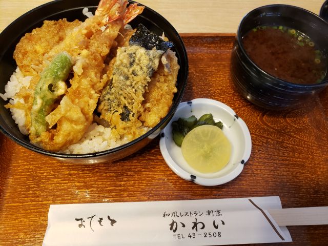 岩村駅前で昼食