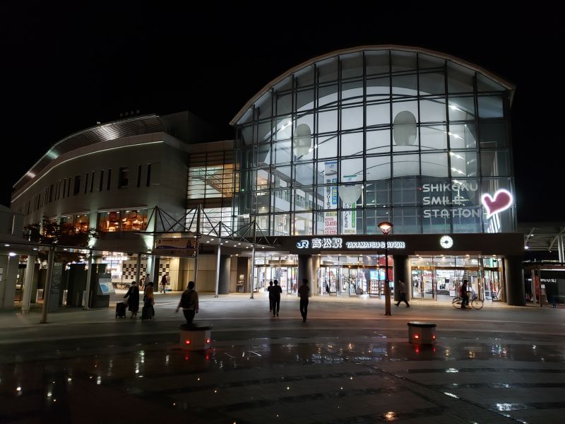 夜の高松駅