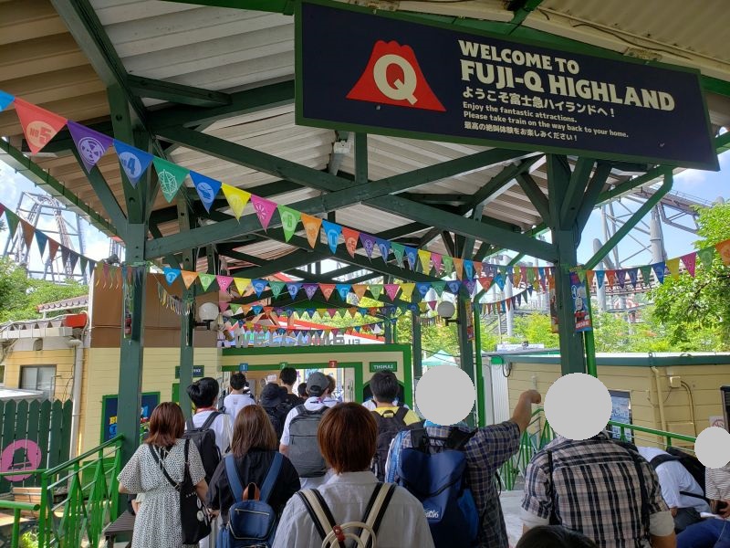 富士急ハイランド駅から園内への行列