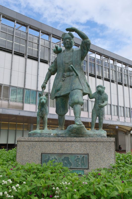 岡山駅東口・桃太郎像