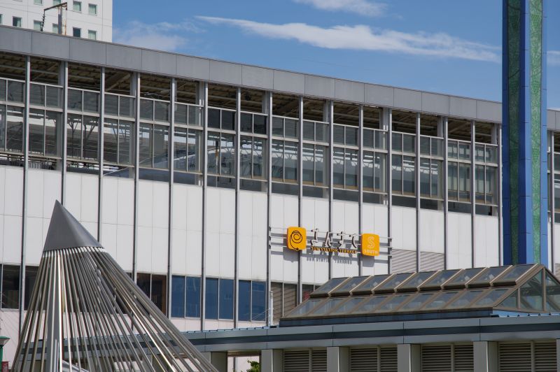 岡山駅東口・外から新幹線が見える