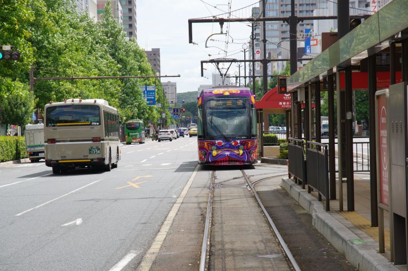 岡山駅東口・岡電・岡山駅前・車両と大通り