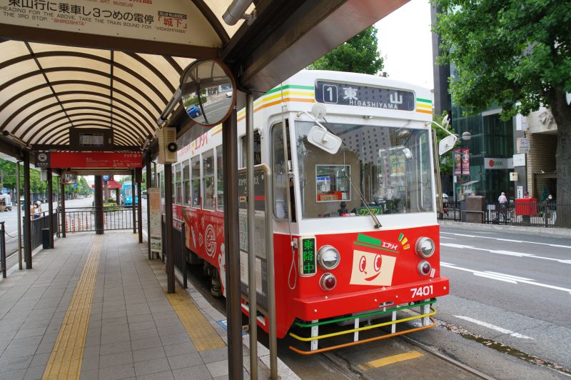 岡山駅東口・岡電・赤い車両