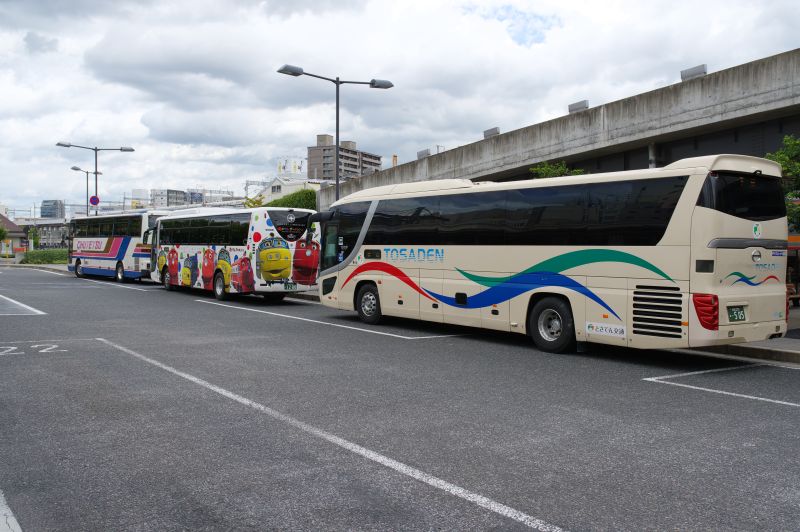 岡山駅西口・バスが並ぶ