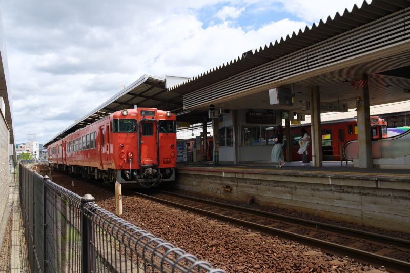 岡山駅西口・10番乗り場の列車