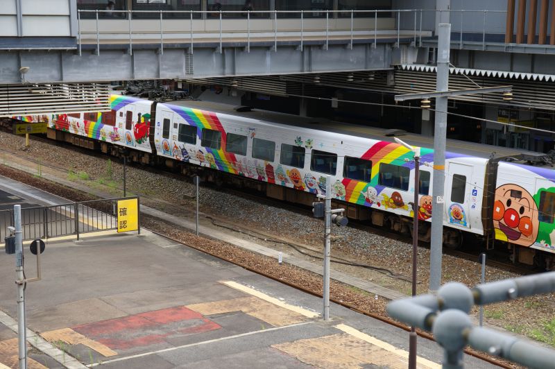 岡山駅西口・アンパンマンの列車