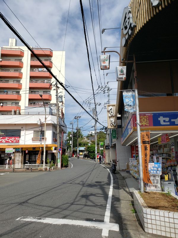 柿生駅南口前・狭い道路