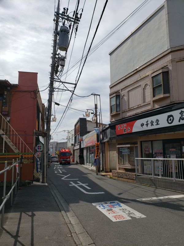 柿生駅南口前・狭い道路