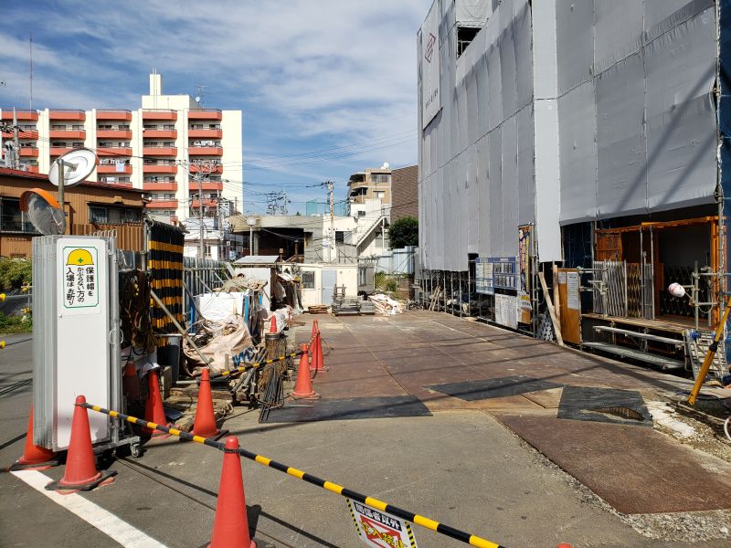 柿生駅南口前・工事中の道路