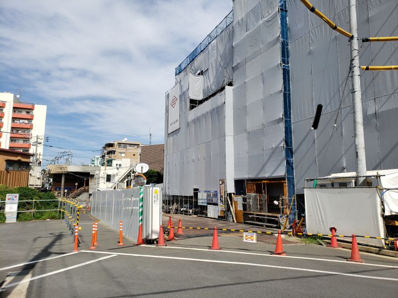 柿生駅南口前・工事中の道路