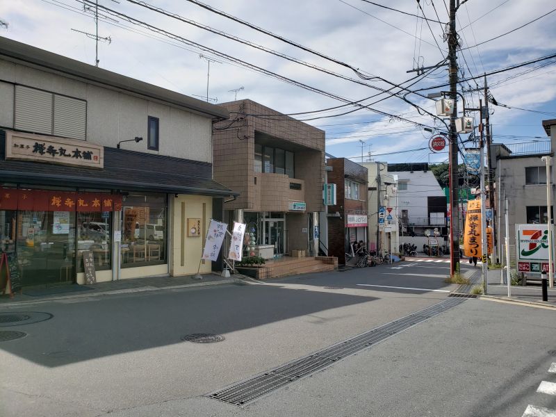 柿生駅南口前・T字路の右